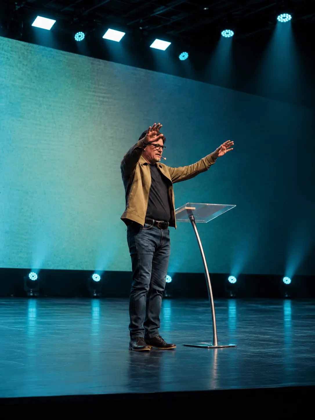 Pastor abençoando a Igreja Oceano da Graça.